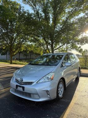 2014 Toyota Prius v Two
