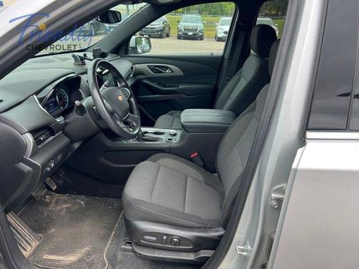Silver Ice Metallic 2022 Chevrolet Traverse LT Cloth