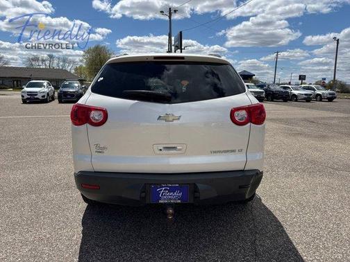 White Diamond Clearcoat 2011 Chevrolet Traverse 2LT