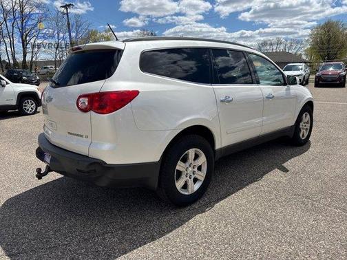 White Diamond Clearcoat 2011 Chevrolet Traverse 2LT