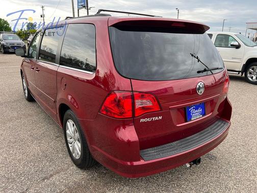 Deep Claret Metallic 2014 Volkswagen Routan SE w/RSE & Navigation
