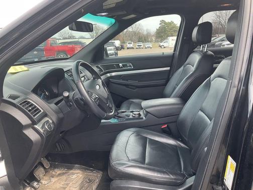 Black 2017 Ford Explorer XLT