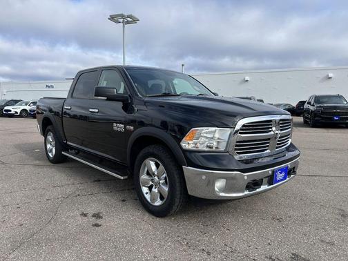 Brilliant Black Crystal Pearlcoat 2016 RAM 1500 Big Horn