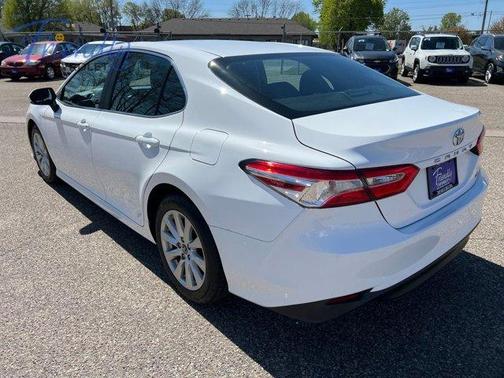 Super White 2018 Toyota Camry LE