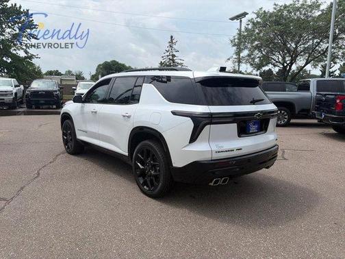 Iridescent Pearl Tricoat 2024 Chevrolet Traverse RS