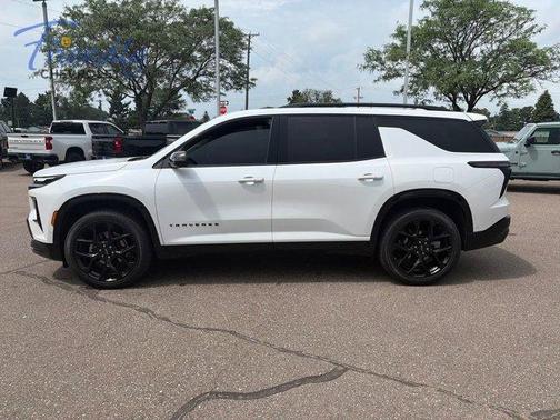 Iridescent Pearl Tricoat 2024 Chevrolet Traverse RS