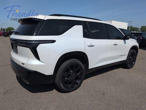 Iridescent Pearl Tricoat 2024 Chevrolet Traverse RS