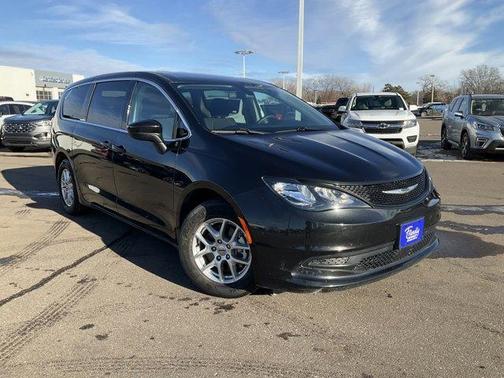 2022 Chrysler Voyager LX
