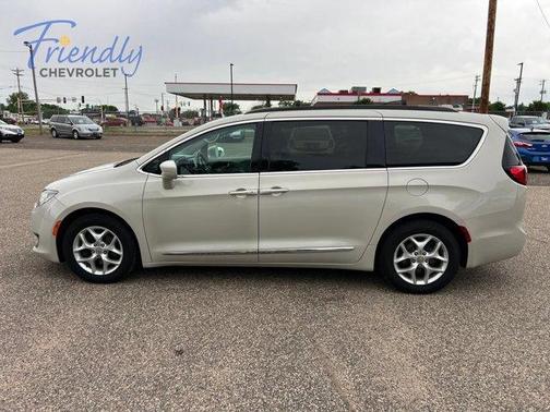 White 2017 Chrysler Pacifica Touring-L
