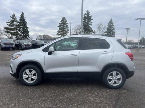 Silver Ice Metallic 2022 Chevrolet Trax LT