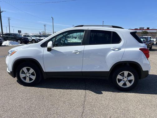 Summit White 2022 Chevrolet Trax LT