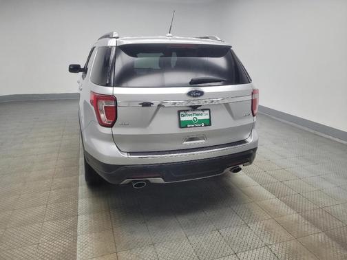 Ingot Silver Metallic 2018 Ford Explorer XLT