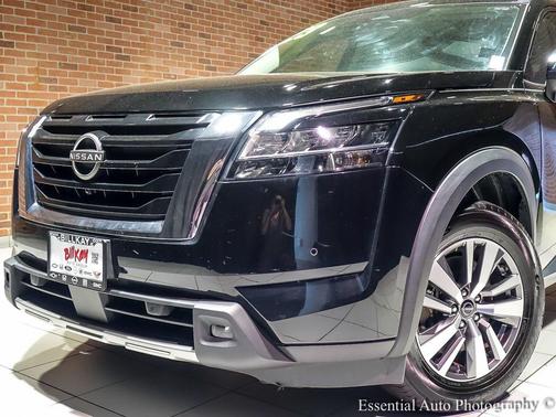 2023 Nissan Pathfinder SL 4WD