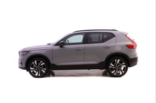 2025 Volvo XC40 B5 Plus Bright Theme