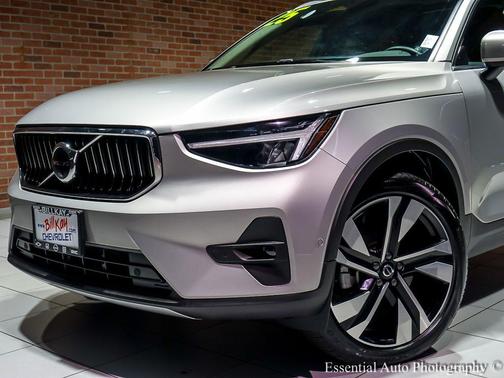 2025 Volvo XC40 B5 Plus Bright Theme