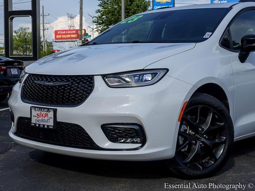 Bright White Clearcoat 2023 Chrysler Pacifica Limited