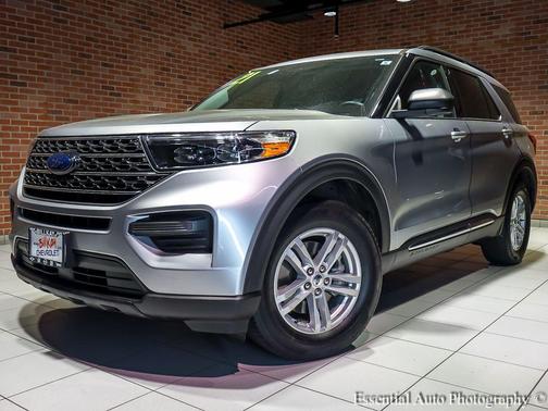 Iconic Silver Metallic 2021 Ford Explorer XLT