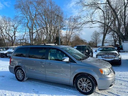 2014 Chrysler Town & Country Touring-L