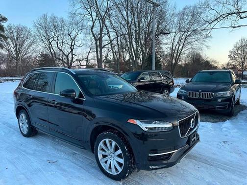2016 Volvo XC90 T6 Momentum