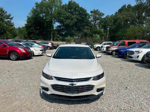 White 2017 Chevrolet Malibu 1LT
