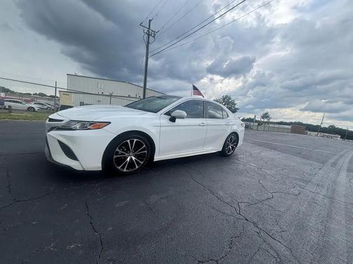 Super White 2018 Toyota Camry LE