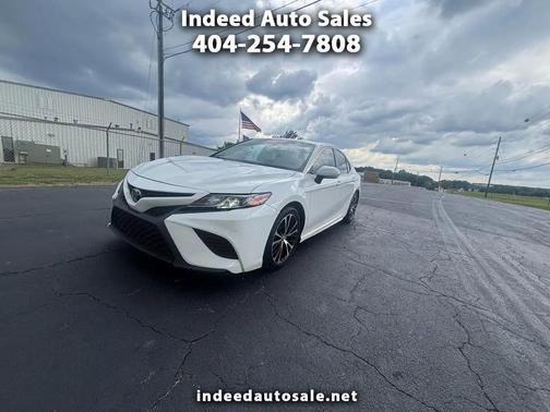 Super White 2018 Toyota Camry LE