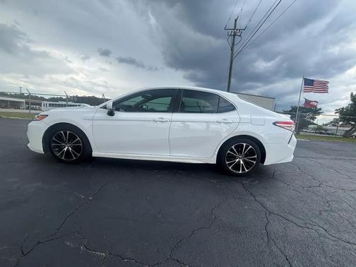 Super White 2018 Toyota Camry LE