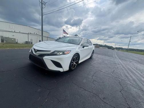Super White 2018 Toyota Camry LE
