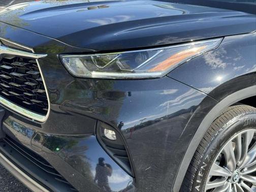 2023 Toyota Highlander Hybrid Platinum