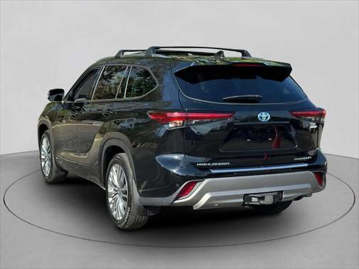 2023 Toyota Highlander Hybrid Platinum