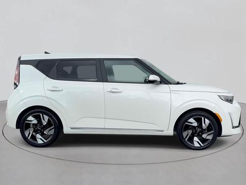 Snow White Pearl 2023 Kia Soul GT-Line