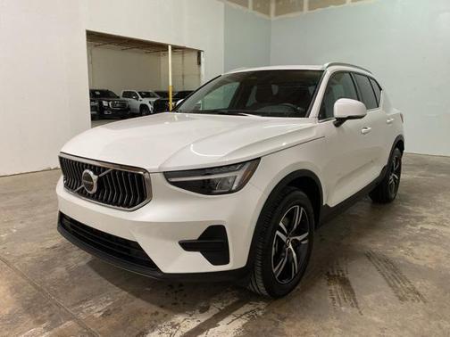 2025 Volvo XC40 B5 Core Bright Theme