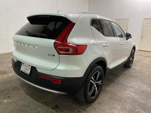 2025 Volvo XC40 B5 Core Bright Theme