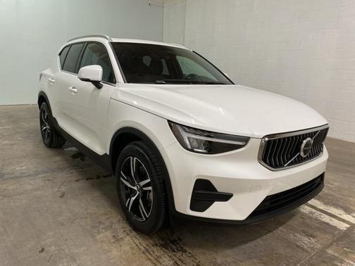 2025 Volvo XC40 B5 Core Bright Theme