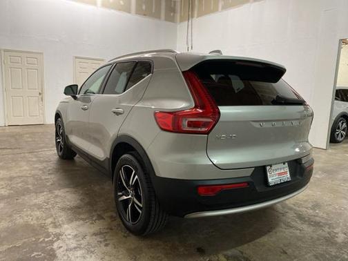 2025 Volvo XC40 B5 Core Bright Theme