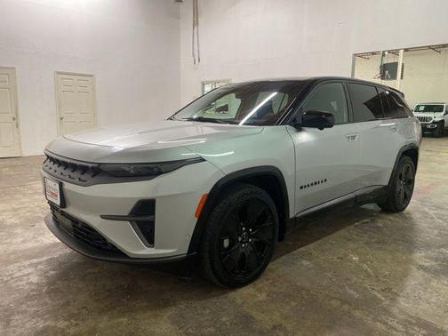 Silver Zynith Clearcoat 2024 Jeep Wagoneer S Launch Edition