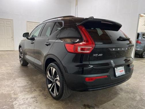 2025 Volvo XC40 B5 Plus Dark Theme