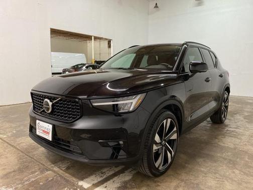 2025 Volvo XC40 B5 Plus Dark Theme