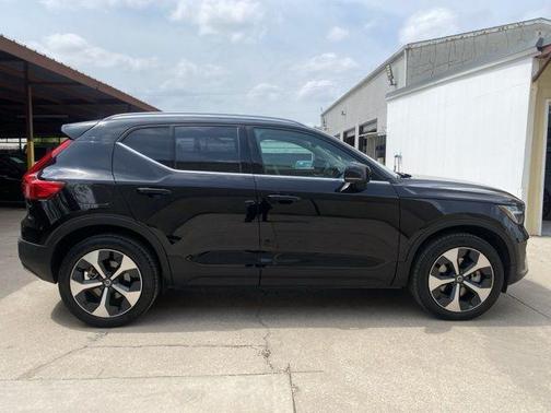 Onyx Black Metallic 2025 Volvo XC40 B5 Plus Bright Theme