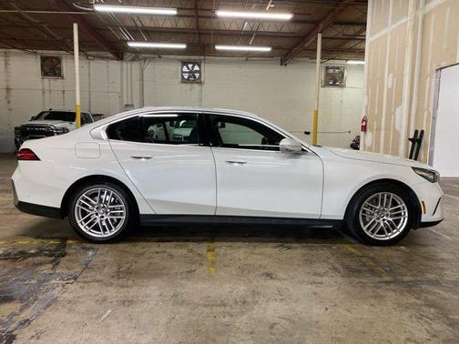 White 2025 BMW 530 530i