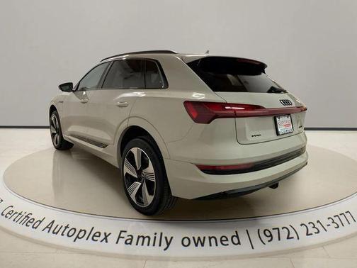 2022 Audi e-tron Premium Plus