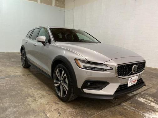 2025 Volvo V60 Cross Country Plus, B5 AWD Gas (mild hybrid)