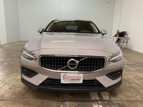 2025 Volvo V60 Cross Country Plus, B5 AWD Gas (mild hybrid)