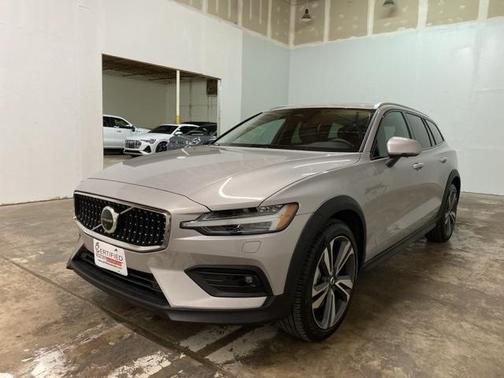 2025 Volvo V60 Cross Country Plus, B5 AWD Gas (mild hybrid)