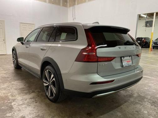 2025 Volvo V60 Cross Country Plus, B5 AWD Gas (mild hybrid)