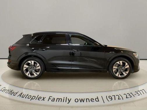 Mythos Black Metallic 2022 Audi e-tron Premium