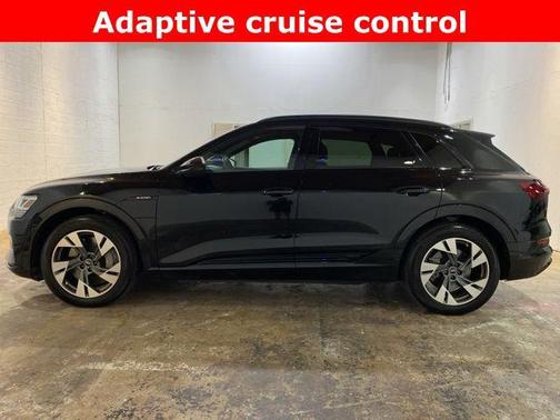 Mythos Black Metallic 2022 Audi e-tron Premium