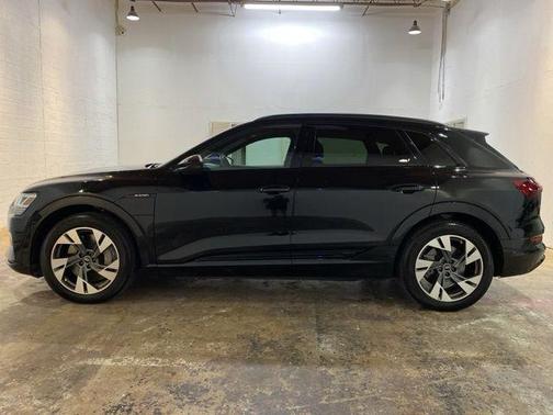 Mythos Black Metallic 2022 Audi e-tron Premium