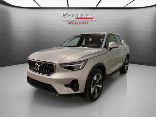 2025 Volvo XC40 B5 Plus Bright Theme