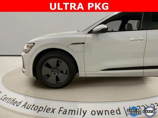 Glacier White Metallic 2024 Audi Q8 e-tron Premium